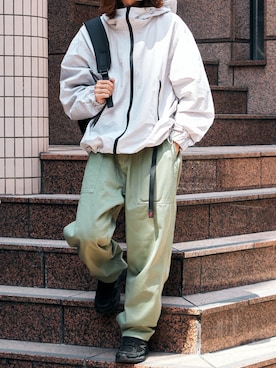「Gramicci（グラミチ）のGramicci/グラミチ LOOSE TAPERED RIDGE PANT テーパードパンツ 2026年 夏 夏服 秋服（チノパンツ、グリーン系）」を使った、rooptokyowearさん（メンズ・173cm）の夏コーディネート