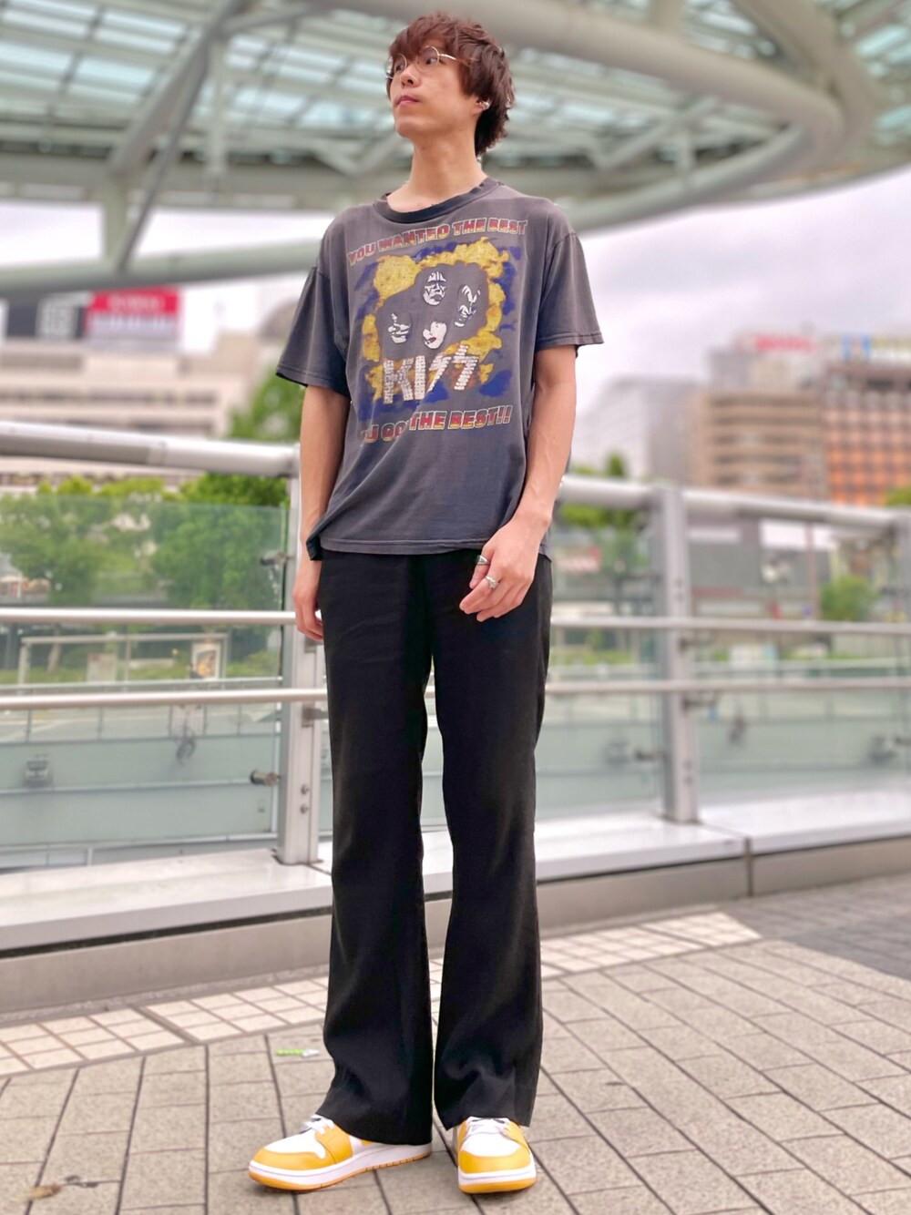 「いいね、save、フォローお願いします🤑、大人カジュアル、おしゃれさんと繋がりたい、ootd、夏コーデ、古着、バンドT、ダメージ、フレアパンツ、スニーカー、NIKE、ストリート、シルバーアクセサリー、KISS Tシャツ、古着MIX」｜「VINTAGEのアイテム（Tシャツ/カットソー、グレー系）」を使った、けろちゃんさん（メンズ・179cm）の夏コーディネートの1枚目の写真