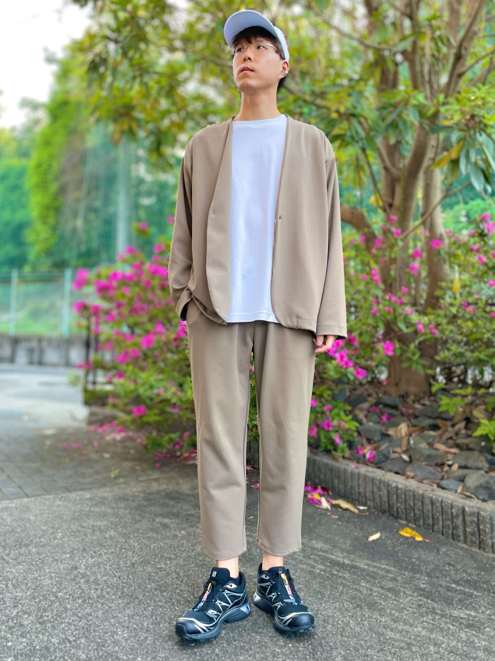 「大人カジュアル、ootd、春コーデ、夏コーデ、白キャップ、セットアップ、しまむら、スニーカー、SALOMON、ストリート、きれいめカジュアル、Tシャツ、リラックススタイル、ベージュ、淡色コーデ」｜「しまむらのアイテム（ノーカラージャケット、ベージュ系）」を使った、けろちゃんさん（メンズ・180cm）の春コーディネートの1枚目の写真
