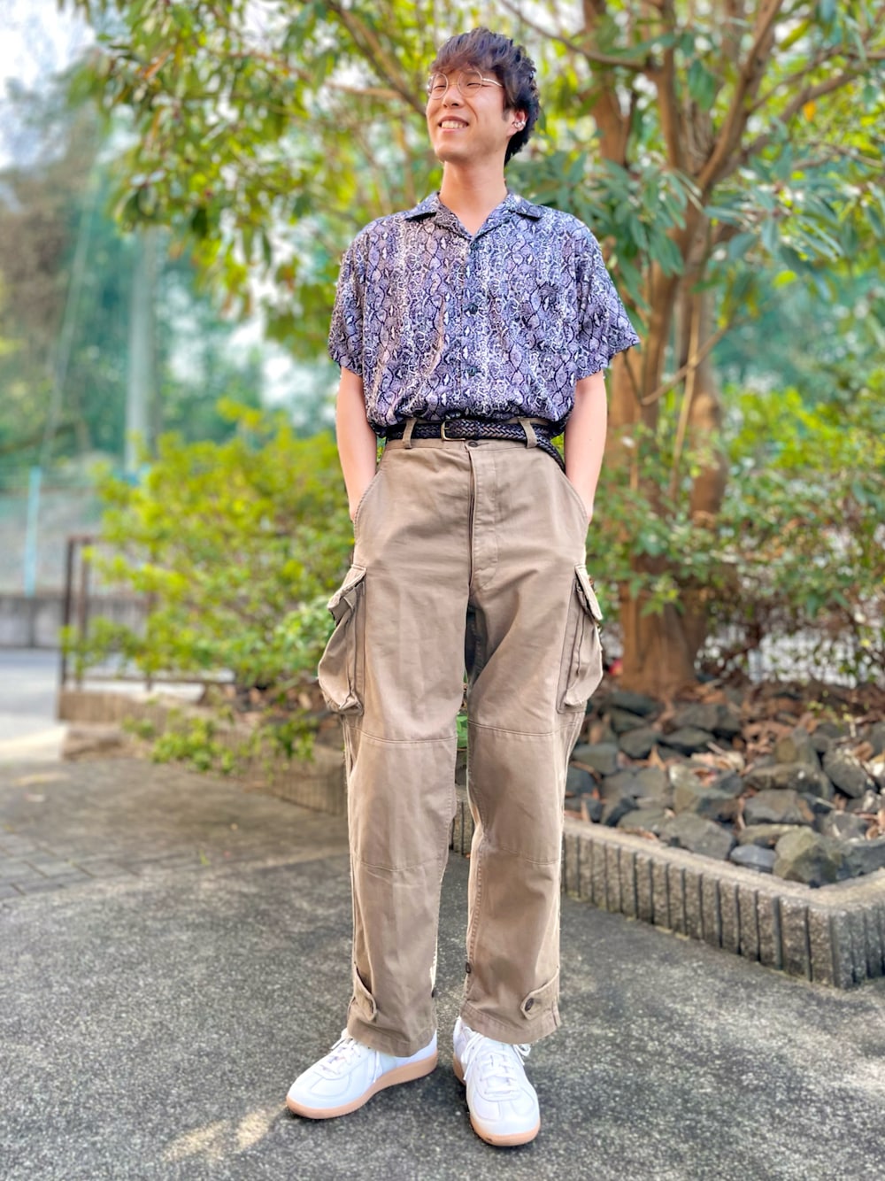 「いいね、save、フォローお願いします🤑、大人カジュアル、おしゃれさんと繋がりたい、ootd、夏コーデ、パイソン柄、半袖シャツ、タックイン、古着、カーゴパンツ、スニーカー、ジャーマントレーナー、adidas、カジュアル、ミリタリー」｜「VINTAGEのアイテム（シャツ/ブラウス、グレー系）」を使った、けろちゃんさん（メンズ・179cm）の春コーディネートの1枚目の写真