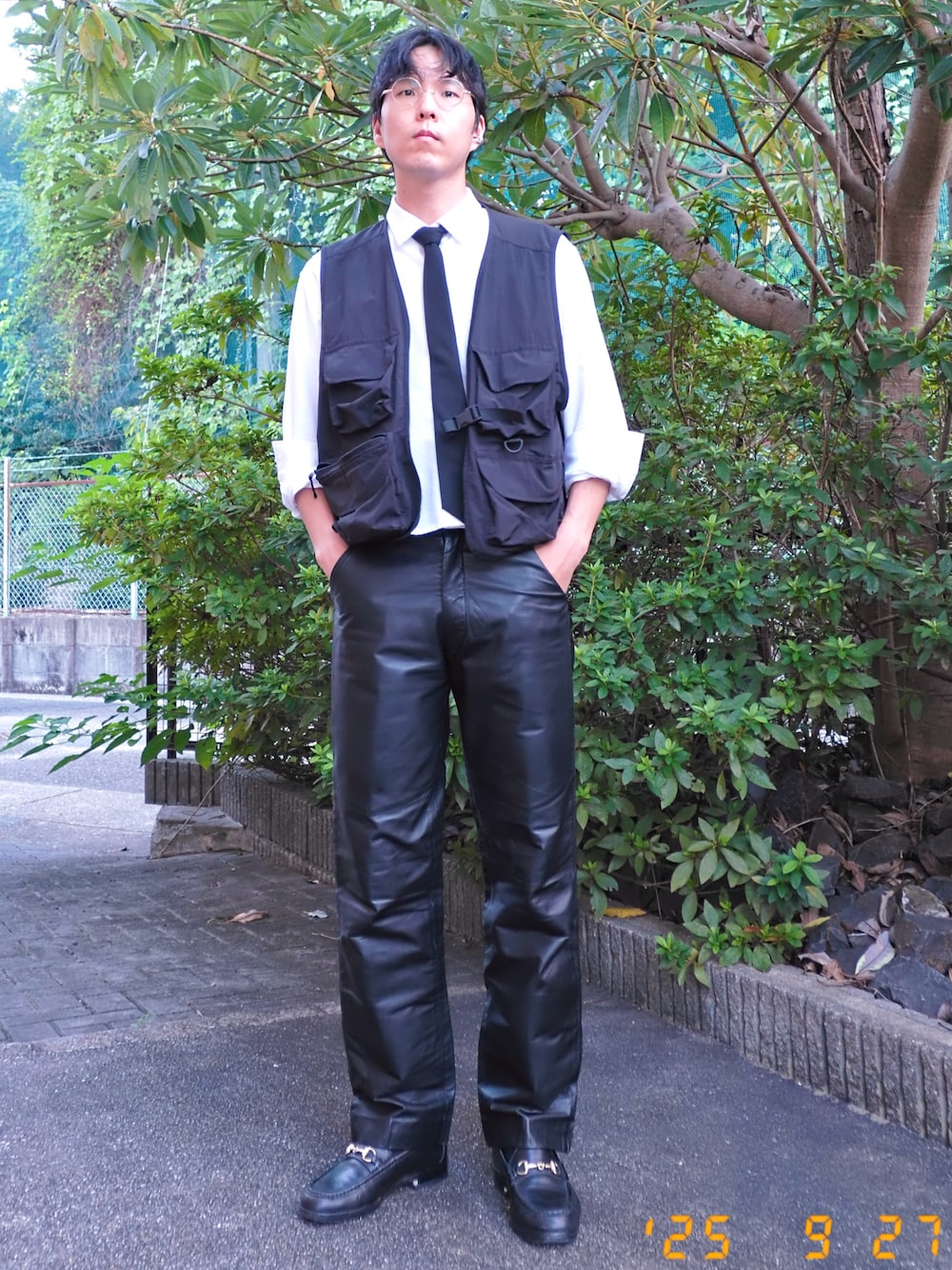 ブラック系のローファー、ブラック系のベスト、ホワイト系のシャツ/ブラウスを着用したメンズの秋コーディネートの1枚目の写真