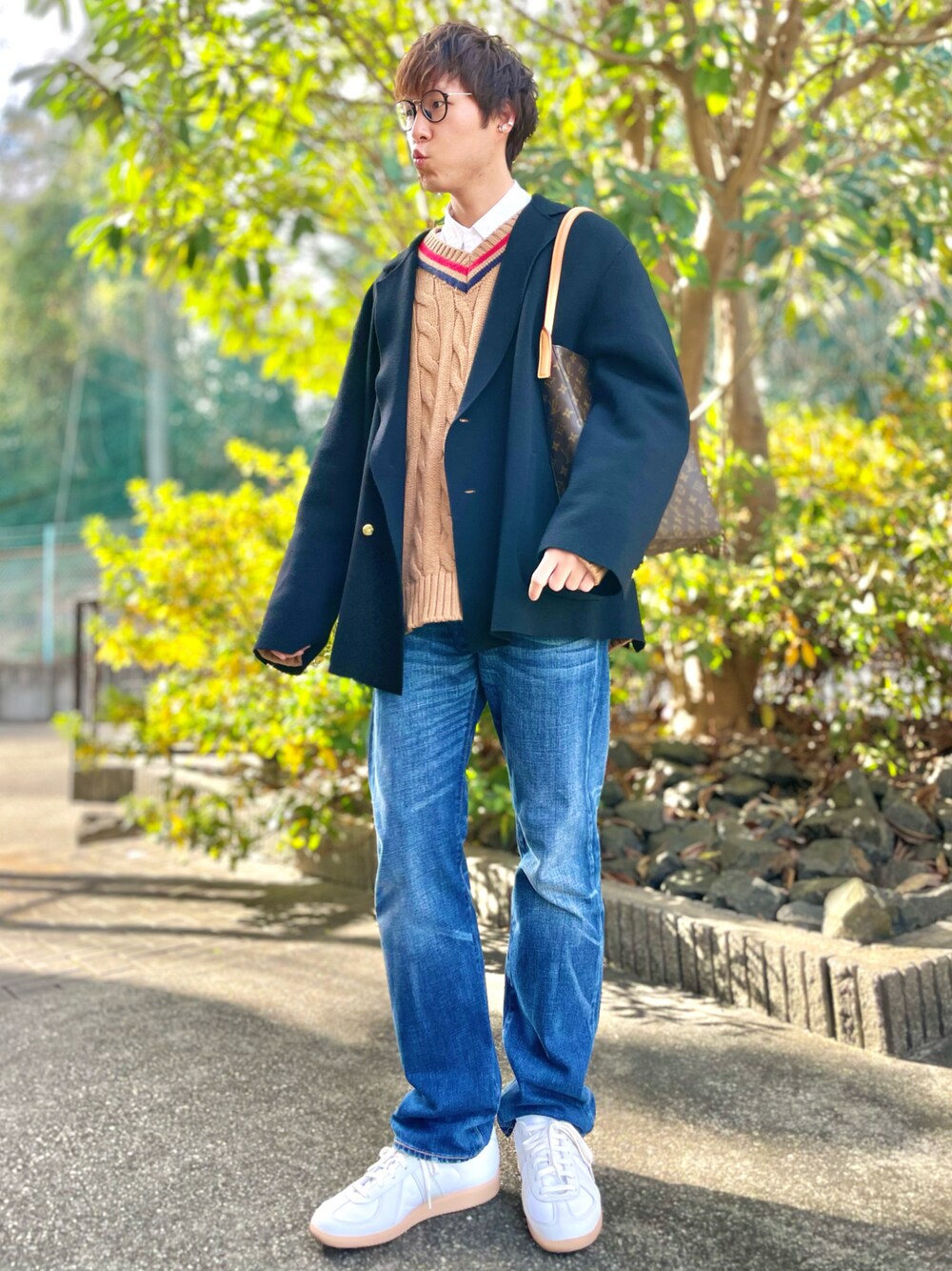 「いいね、save、フォローお願いします🤑、大人カジュアル、おしゃれさんと繋がりたい、ootd、春コーデ、ブレザー、レイヤードスタイル、デニム、Levi's、スニーカー、ジャーマントレーナー、きれいめカジュアル、LouisVuitton、ハンドバッグ、チルデンニット」｜「MBのMBハイエンドニットブレザー（テーラードジャケット、ブラック系）」を使った、けろちゃんさん（メンズ・179cm）の冬コーディネートの1枚目の写真