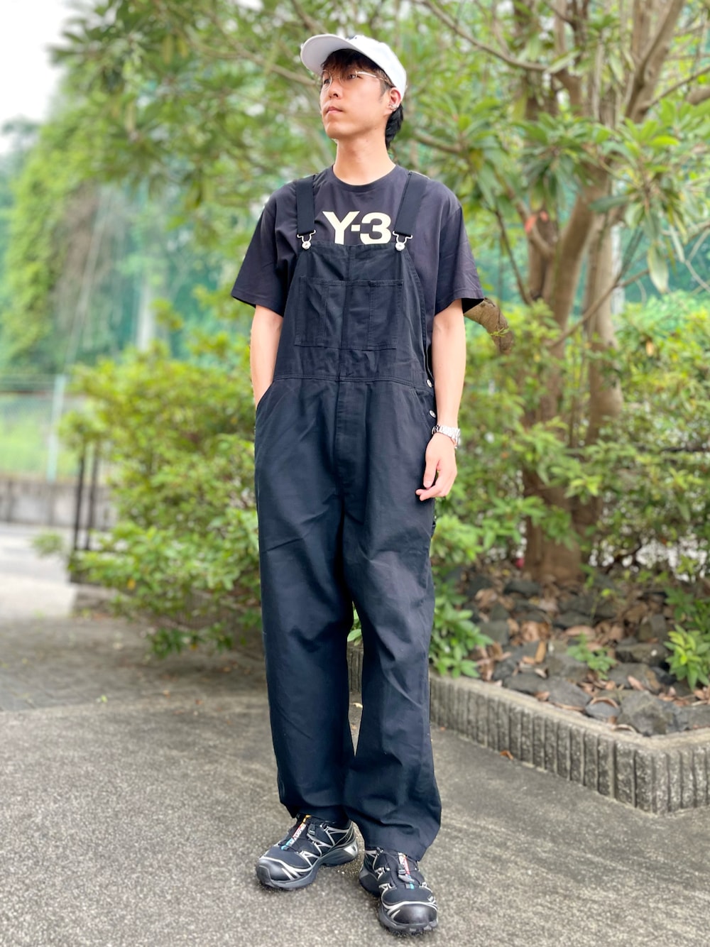 「大人カジュアル、夏コーデ、ootd、オーバーオール、モノトーン、ブラック、キャップ、スニーカー、SALOMON、Tシャツ、Y-3、ストリート、カジュアル、レイヤードスタイル、厚底シューズ」｜「Y-3のM STACKED LOGO SS TEE（Tシャツ/カットソー、ブラック系）」を使った、けろちゃんさん（メンズ・180cm）の夏コーディネートの1枚目の写真