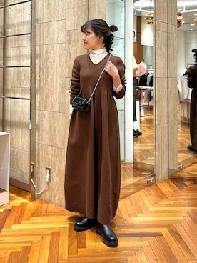 フォルムシルエットVネックリブワンピースを使った人気ファッション