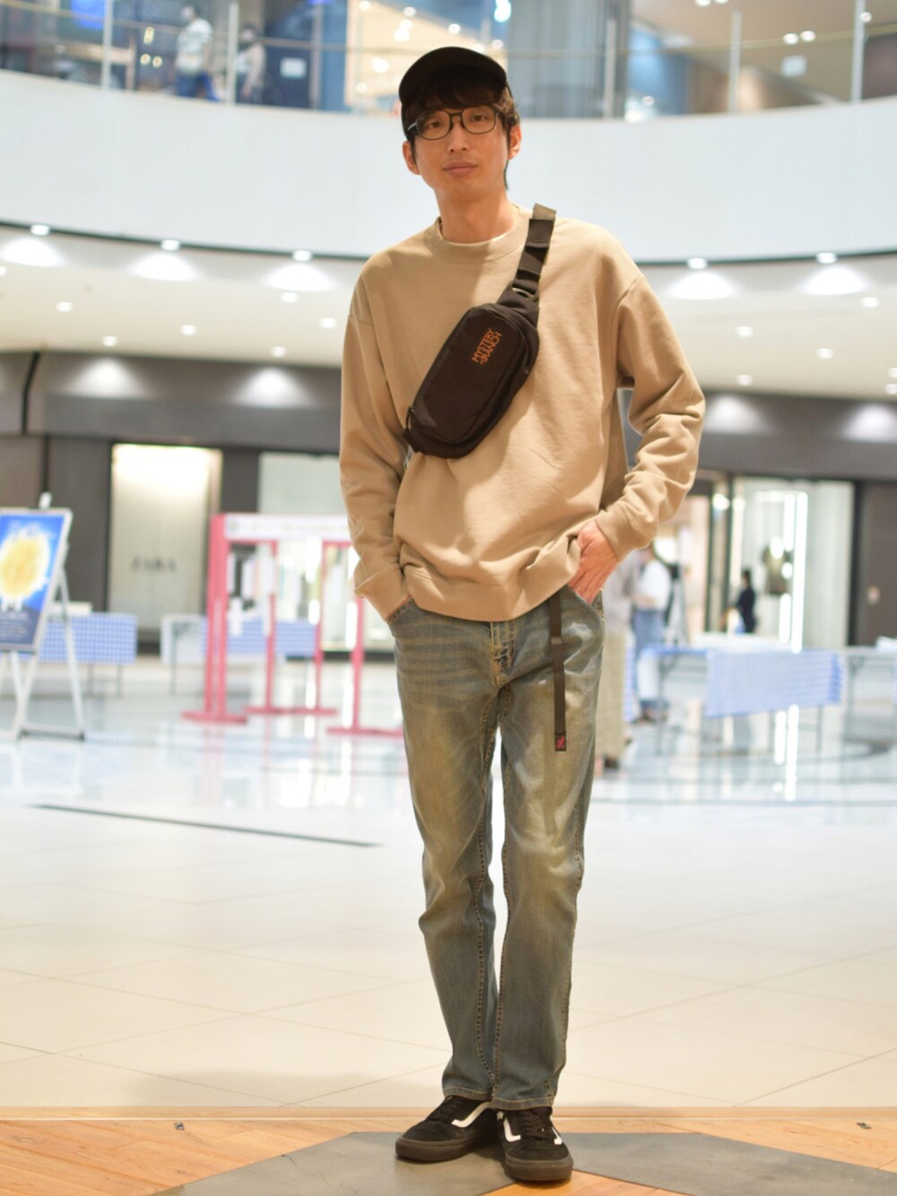 「デニム、シンプル、大人カジュアル、休日スタイル、きれいめカジュアル、ミニバッグ、ゆるコーデ、URBAN RESEARCH DOORS、アーバンリサーチドアーズ、秋コーデ」｜「GramicciのMt Design 3776xGRAMICCI　別注デニムMountain Pants（デニムパンツ、ブルー系）」を使った、しおやんさん（メンズ・180cm）の秋コーディネートの1枚目の写真