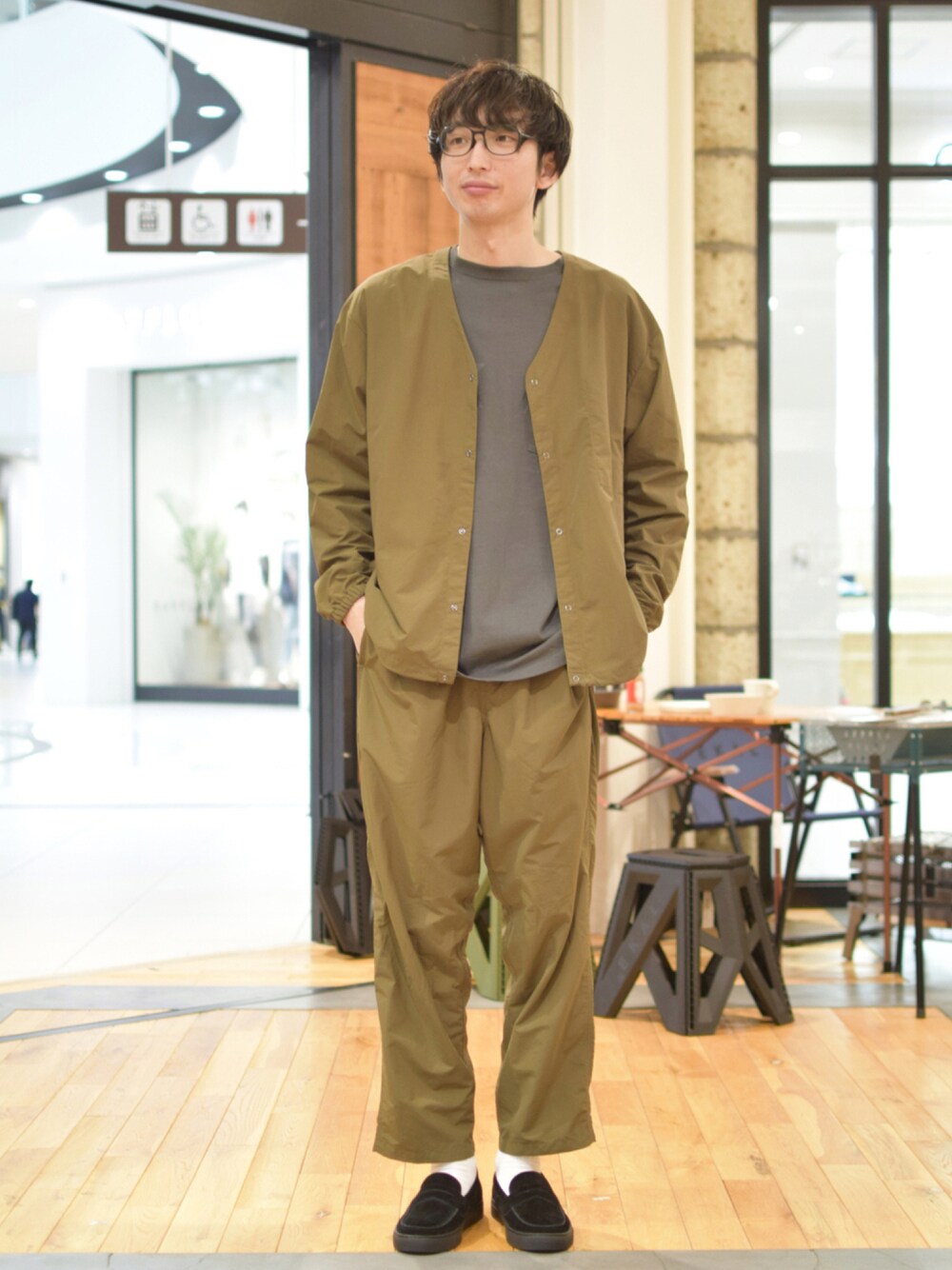 「セットアップ、シンプル、休日スタイル、革靴、大人コーデ、ゆるコーデ、URBAN RESEARCH DOORS、URBAN RESEARCH DOORS MENS、アーバンリサーチドアーズ、秋服準備はじめました」｜「URBAN RESEARCH DOORSのスエードローファー（ローファー、ブラック系）」を使った、しおやんさん（メンズ・180cm）の秋コーディネートの1枚目の写真