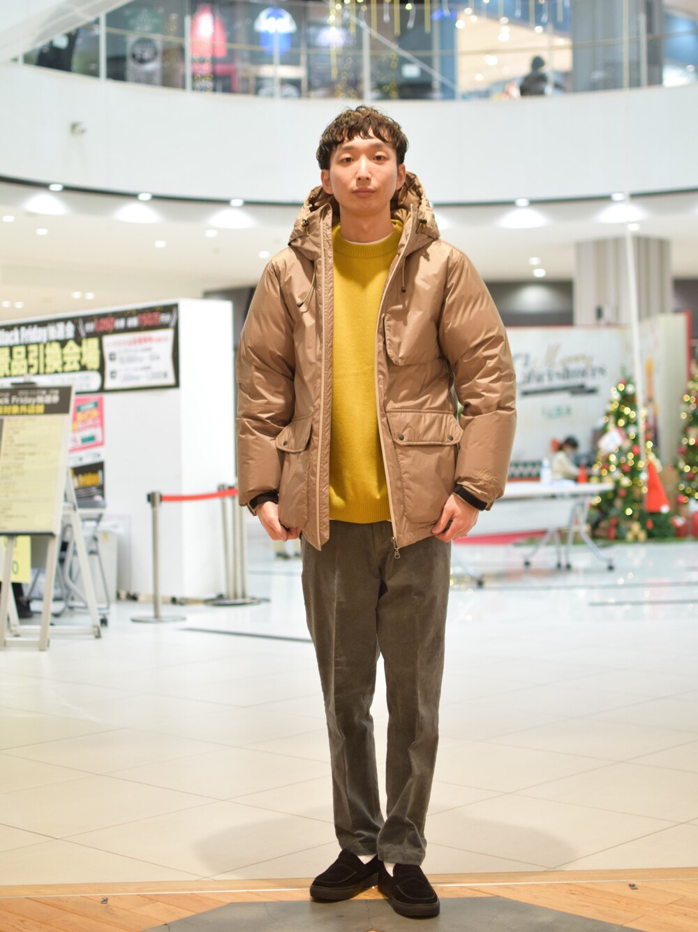 「ニット、ダウンジャケット、ローファー、コーデュロイパンツ、FORK&SPOON、きれいめカジュアル、ベージュコーデ、URBAN RESEARCH DOORS、今日のコーデ、アーバンリサーチドアーズ」｜「URBAN RESEARCH DOORSのスエードローファー（ローファー、ブラック系）」を使った、しおやんさん（メンズ・180cm）の冬コーディネートの1枚目の写真