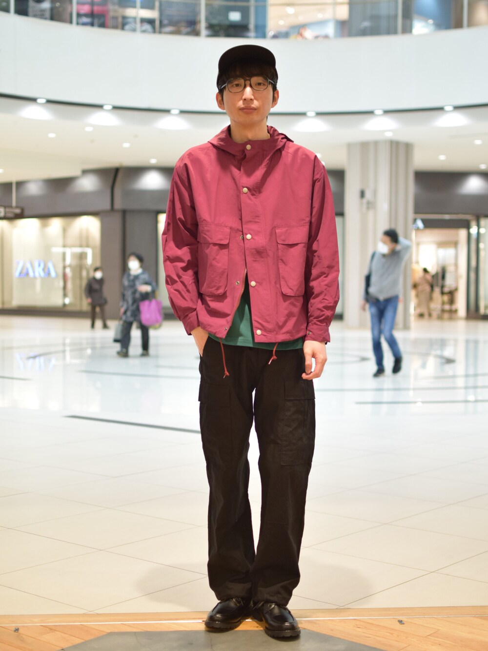 「キャップ、カーゴパンツ、ワイドパンツ、patagonia、春、春コーデ、カジュアルコーデ、ゆるコーデ、URBAN RESEARCH DOORS、アーバンリサーチドアーズ」｜「patagoniaのアイテム（キャップ、ブラック系）」を使った、しおやんさん（メンズ・180cm）の冬コーディネートの1枚目の写真