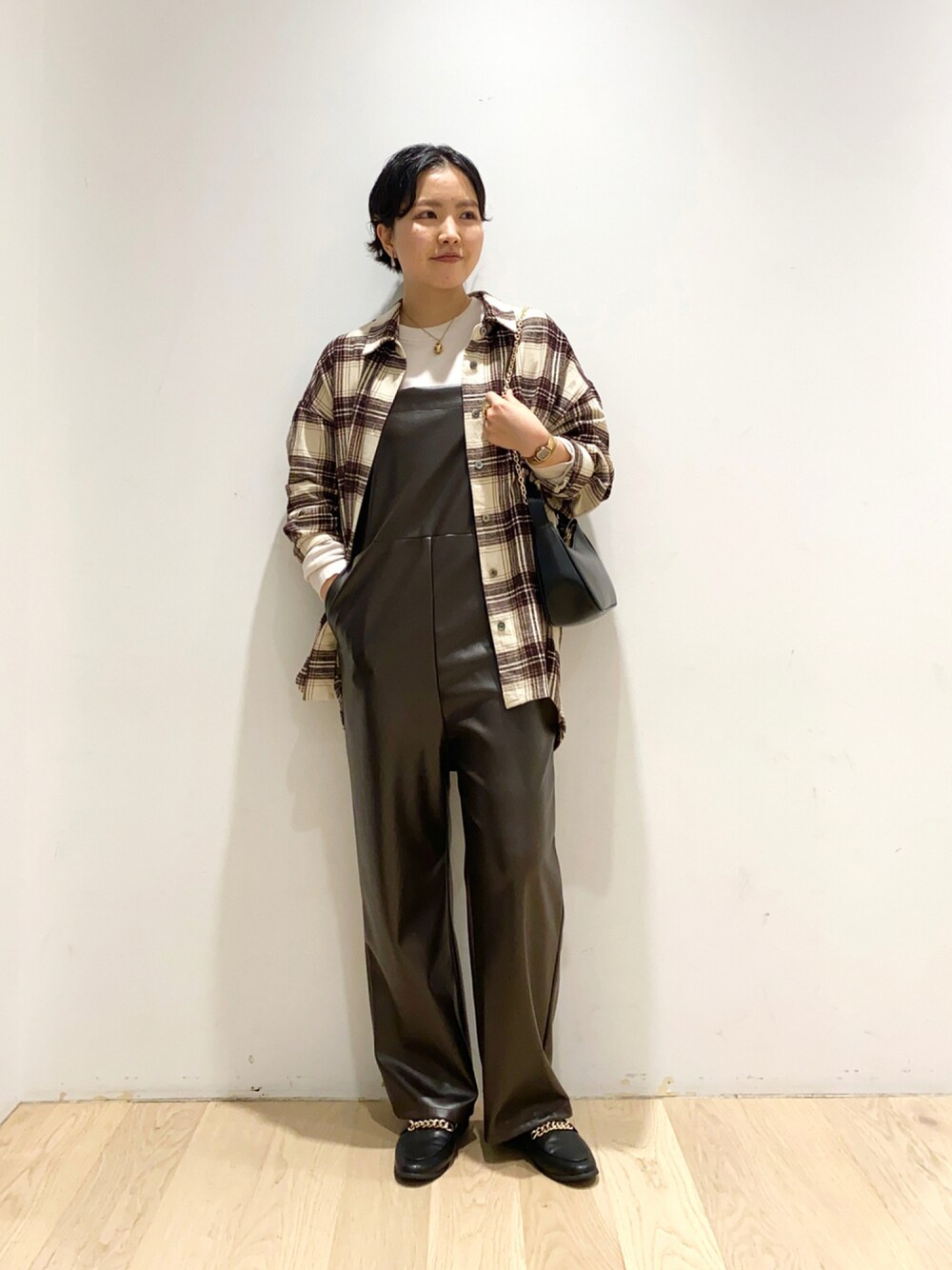 「チェック、サロペット、レイヤードスタイル、ブラウン、モード、きれいめカジュアル、ミニバッグ、URBAN RESEARCH、秋服準備はじめました、秋トレンド2021」｜「URBAN RESEARCHのモールチェックオーバーシャツ（シャツ/ブラウス、ホワイト系）」を使った、ウエマツ　アユミさん（レディース・158cm）の秋コーディネートの1枚目の写真