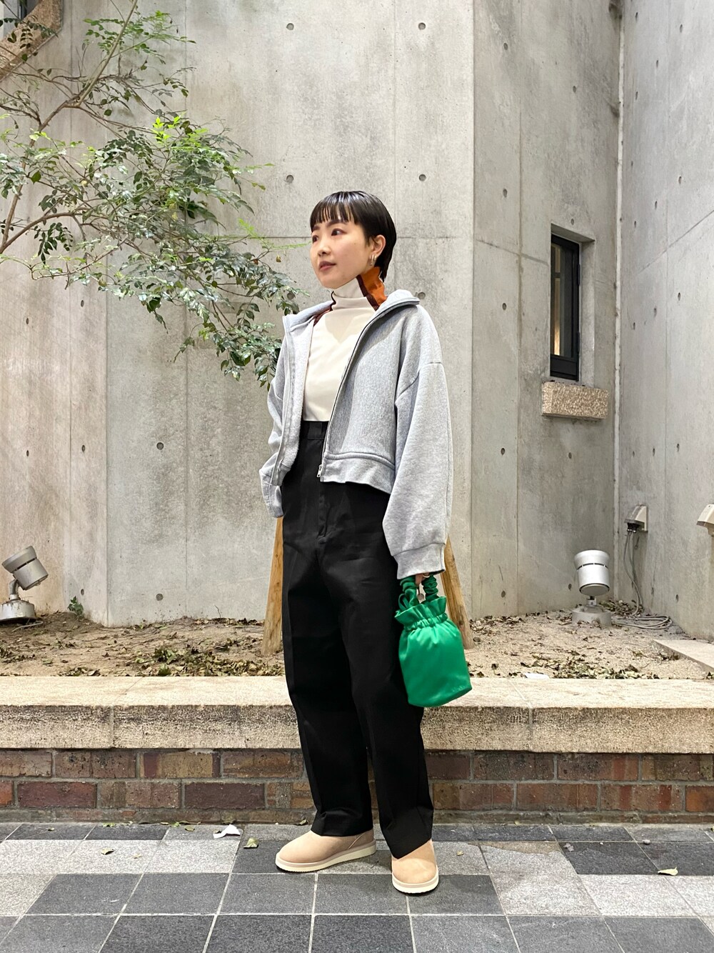 「URBAN RESEARCH、77circa、Ganni、suicoke、パーカー、秋コーデ、スウェット、ビッグシルエット、ハンドバッグ、古着MIX」｜「77circaのアイテム（トップス、ベージュ系）」を使った、ウエマツ　アユミさん（レディース・158cm）の秋コーディネートの1枚目の写真