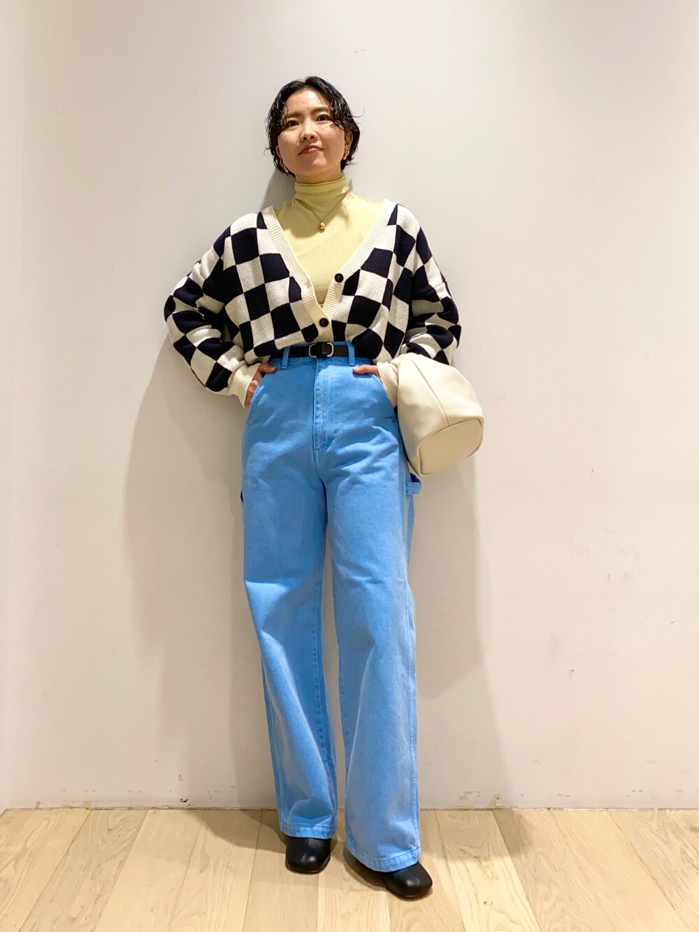 「URBAN RESEARCH、SERGE de bleu、タートルネック、カラーパンツ、タックイン、ショートブーツ、チェック」｜「URBAN RESEARCHのシャーリングスリーブタートルネックカットソー（Tシャツ/カットソー、イエロー系）」を使った、ウエマツ　アユミさん（レディース・158cm）の冬コーディネートの1枚目の写真