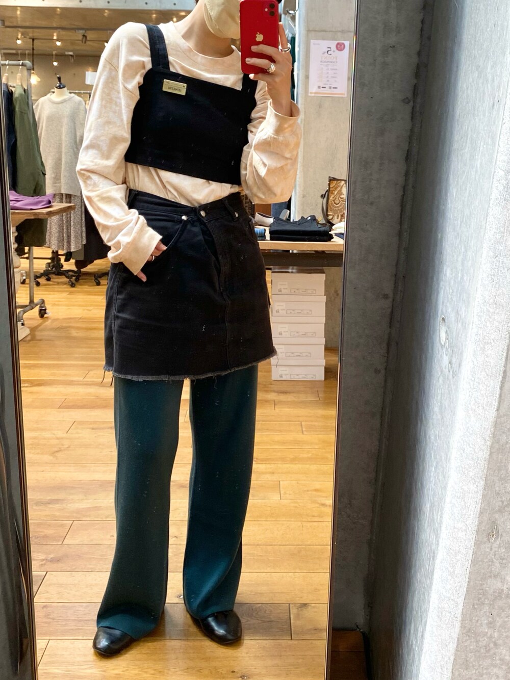「秋のコーデ、オトナカジュアル、カジュアル、ゆるコーデ、ミニスカート、フレアパンツ、ロンT、レイヤードスタイル、出勤コーデ」｜「iIのアイテム（パンツ、グリーン系）」を使った、ウエマツ　アユミさん（レディース・158cm）の秋コーディネートの1枚目の写真