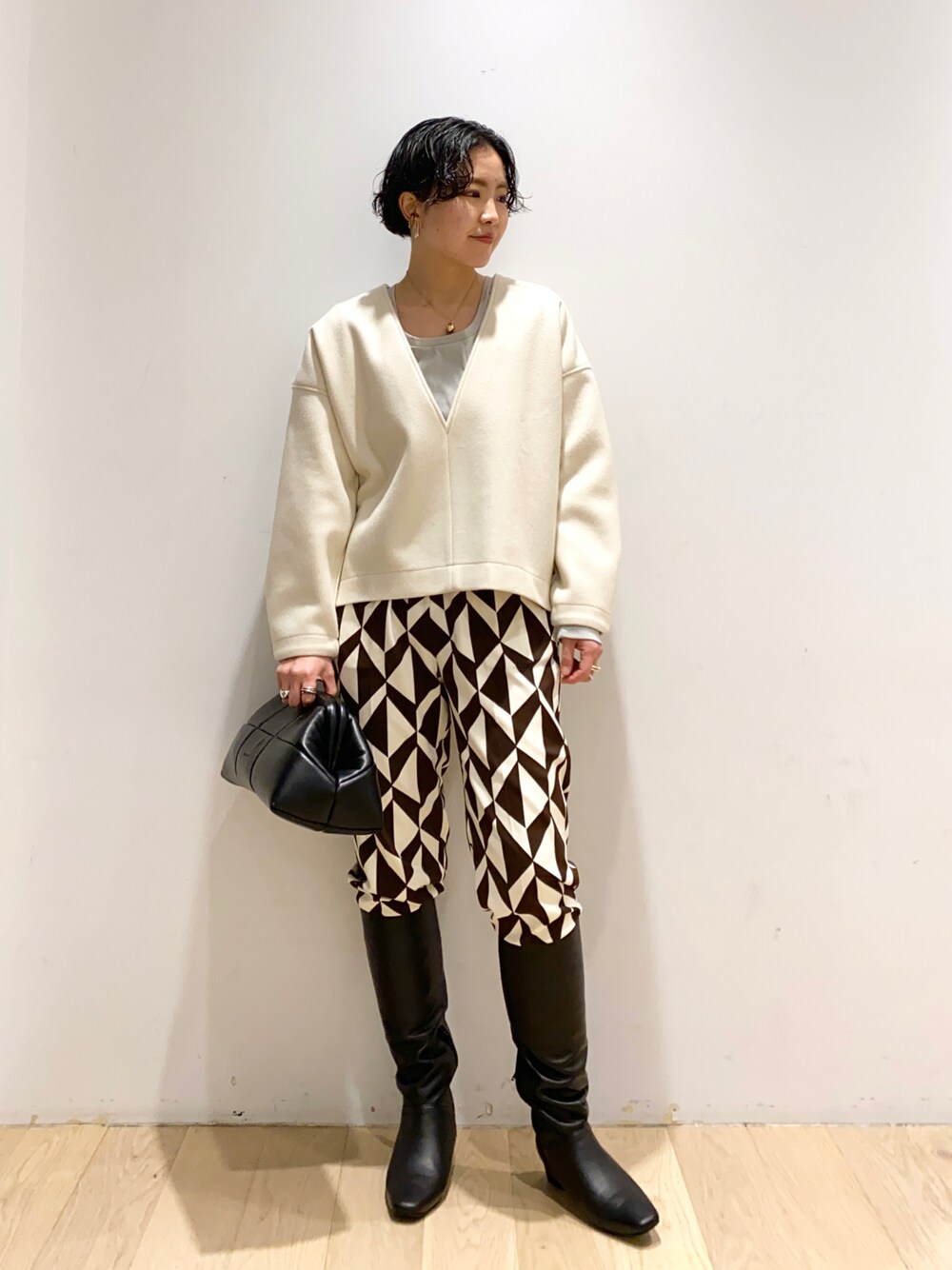 「URBAN RESEARCH、add culumn、ロングブーツ、モード、柄パンツ、クラッチバッグ、レイヤードスタイル」｜「URBAN RESEARCHのメルトンフリースVネックTOPS（Tシャツ/カットソー、ホワイト系）」を使った、ウエマツ　アユミさん（レディース・158cm）の冬コーディネートの1枚目の写真