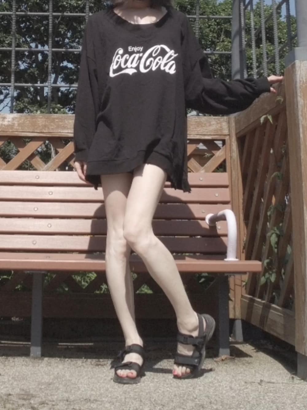 「オーバーサイズ、夏コーデ、ビッグシルエット、シヨートパンツ、サンダル、スウェット、黒スウェット、夏、北海道、カジュアル、カジュアルコーデ、ビッグスウェット、オーバーサイズスウェット、黒コーデ、コカコーラ」｜「WEGOのWEGO/【XS～Lサイズ】ハイウエストショートパンツ（デニムパンツ、ブラック系）」を使った、Yakoさん（メンズ・169cm）の夏コーディネートの1枚目の写真