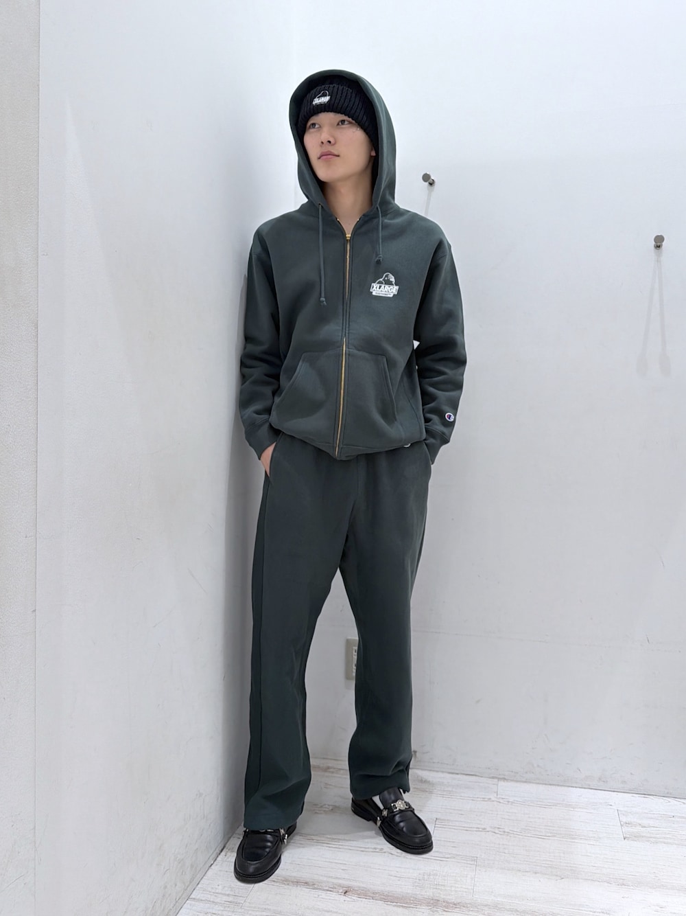グリーン系のパーカー、グリーン系のスウェットパンツ、ブラック系のニットキャップ/ビーニーを着用したメンズの秋コーディネートの1枚目の写真