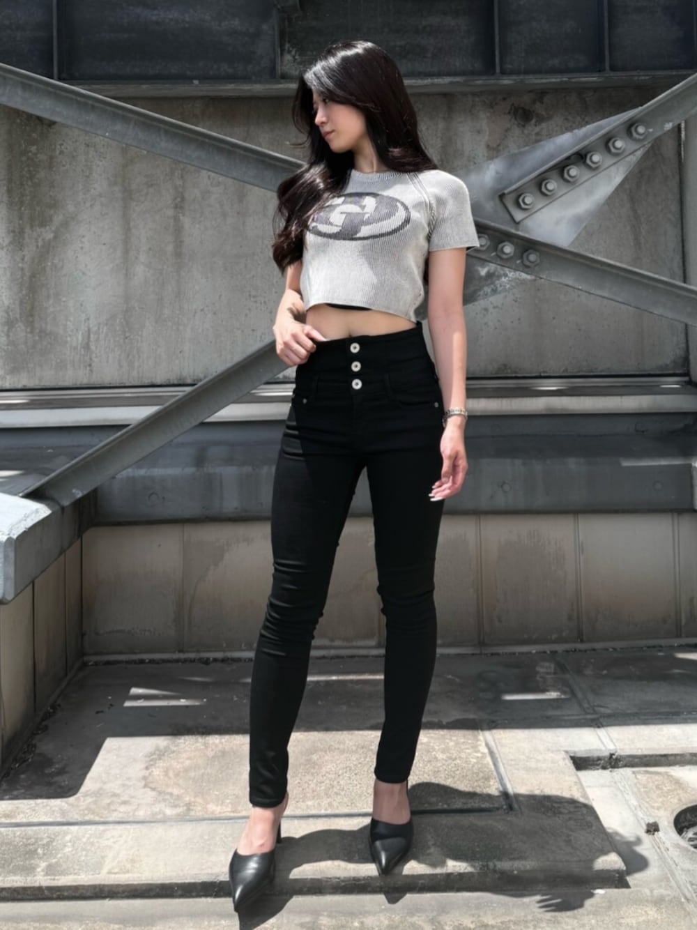 ホワイト系のニット/セーター、ブラック系のデニムパンツ、ブラック系のパンプスを着用したレディースの夏コーディネートの1枚目の写真