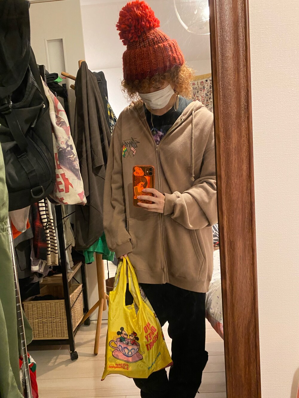 「秋コーデ、ビッグシルエット、メンズライク、スウェット、高身長女子、ニット帽、ikumi、stussy、古着、古着MIX、カオリノモリ、ディズニー、MILKBOY、ブラック、ブラウン」｜「STUSSYのアイテム（パーカー、ブラウン系）」を使った、☺︎ ☺︎ ☺︎さん（レディース・166cm）の秋コーディネートの1枚目の写真