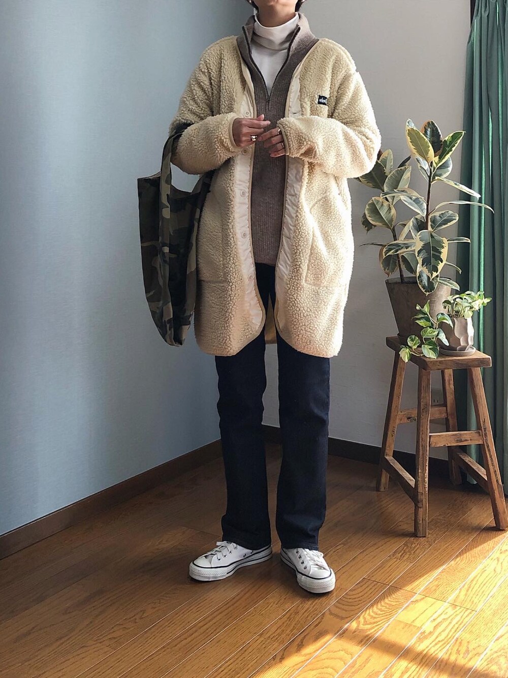 「カモフラ、UNIQLO、冬コーデ、タートルネック、ノーカラーコート、ユニクロ、白スニーカー、ボアジャケット、カーゴスカート、ミリタリースカート、高身長女子、ハーフジップ、高身長コーデ、ハーフジップニット、サイドゴアブーツ」｜「FREAK'S STOREの【WEB限定】WILDTHINGS/ワイルドシングス別注 FLUFFY ボアノーカラーコート(LONG、ボアブルゾン)（ノーカラージャケット、ホワイト系）」を使った、みーさん（レディース・171cm）の秋コーディネートの1枚目の写真