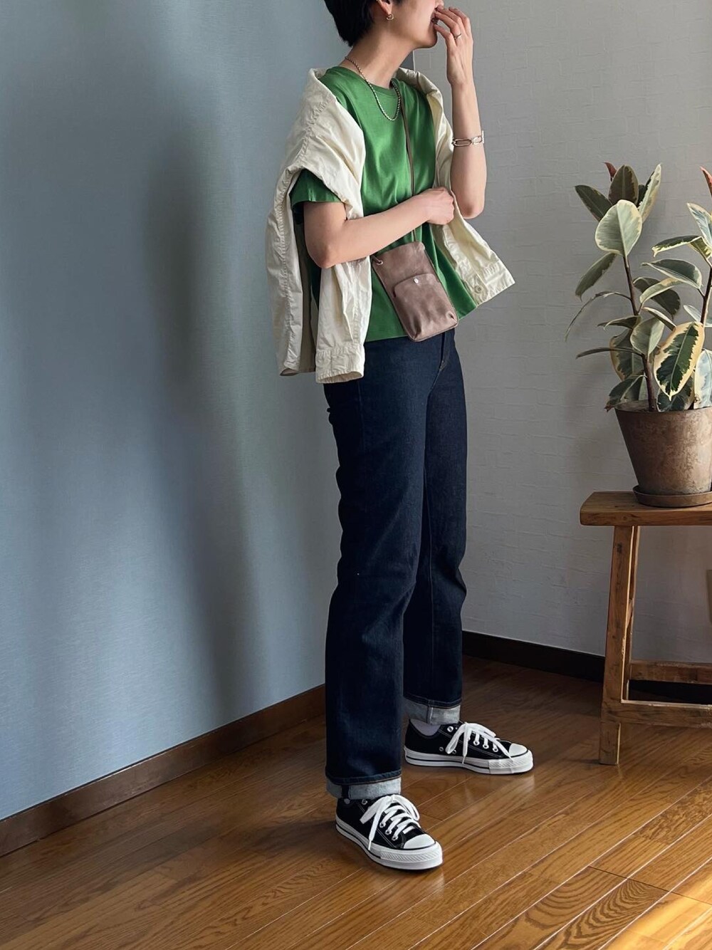 「UNIQLO、UNIQLO U、ユニクロ、上下UNIQLO、グリーン、ドルマン、コンバース、プチプラコーデ、高身長コーデ、春服みてみて、大人カジュアル、プチプラ、新作、着回しコーデ、春コーデ」｜「UNIQLOのアイテム（シャツ/ブラウス、ホワイト系）」を使った、みーさん（レディース・171cm）の春コーディネートの1枚目の写真