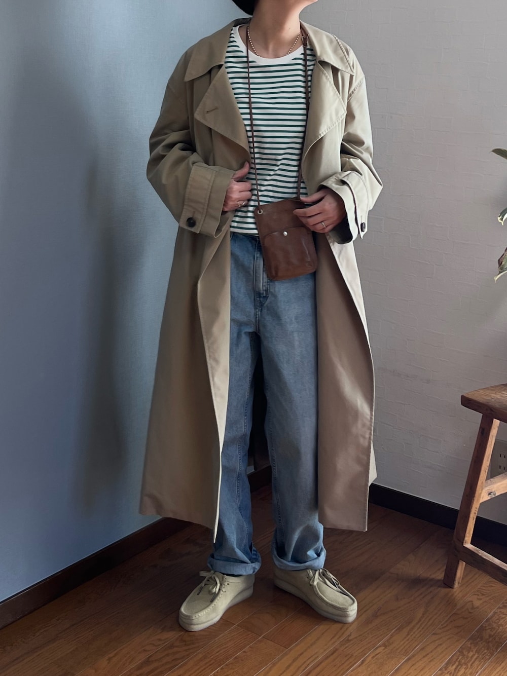 「UNIQLO、UNIQLO U、ユニクロ、上下UNIQLO、高身長女子、高身長コーデ、ママコーデ、骨格ウェーブ、トレンチコート、カジュアルコーデ、ボーダートップス、ほめられ本命コーデ、ワラビー、clarks」｜「UNIQLOのアイテム（Tシャツ/カットソー、ホワイト系）」を使った、みーさん（レディース・171cm）の冬コーディネートの1枚目の写真