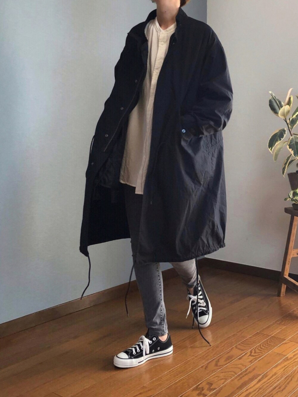 「コンバース、モッズコート、白シャツ、冬コーデ、3way、スキニーデニム、ノーカラーシャツ、カジュアルコーデ、冬アウター」｜「ROOP TOKYO by みーのROOPTOKYO by みー 3way モッズコート+ライナージャケット（モッズコート、ブラック系）」を使った、みーさん（レディース・171cm）の秋コーディネートの1枚目の写真