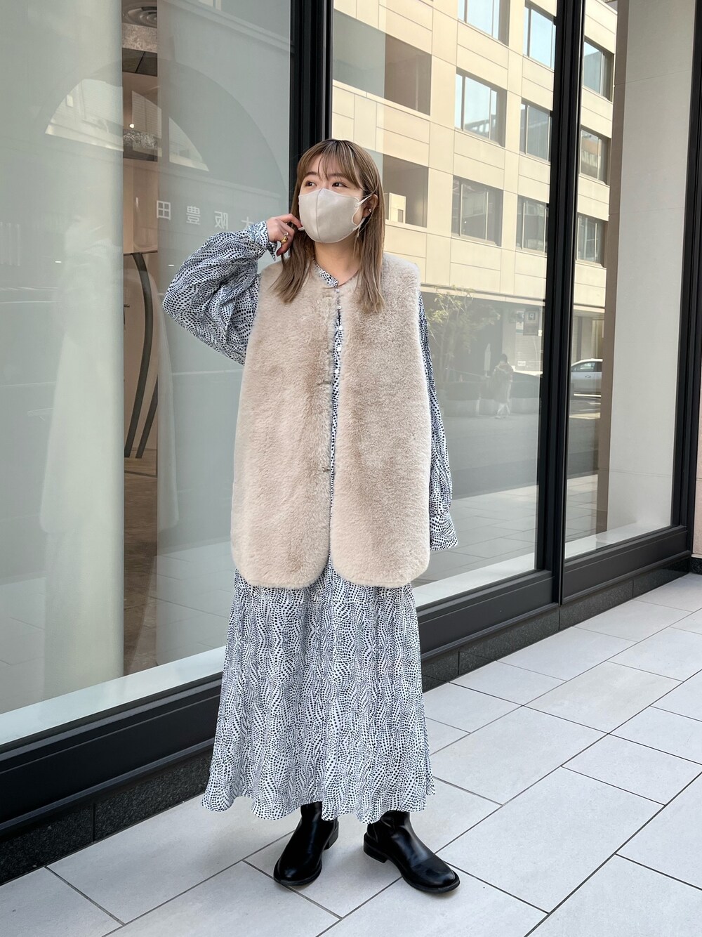 「レイヤードスタイル、ファーベスト、ファー小物、ベスト、淡色コーデ、春コーデ、ワンピース、ワンピーススタイル、ワンピース 、柄ワンピース、柄物、ロングブーツ、休日スタイル」｜「DouDouのランダムドットワンピース（ワンピース、ホワイト系）」を使った、madokaさん（レディース・157cm）の冬コーディネートの1枚目の写真