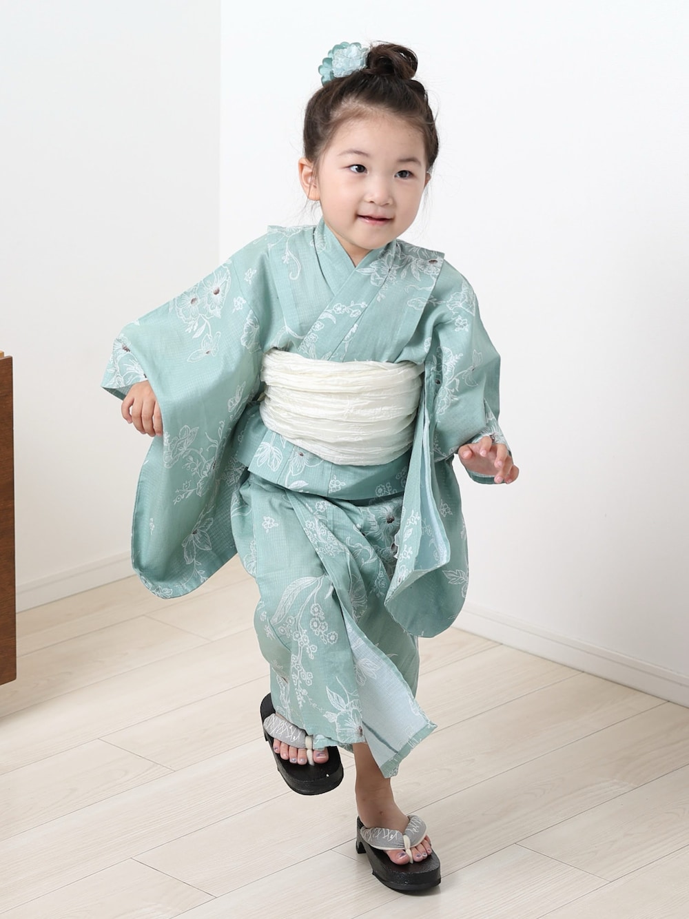 「キッズファッション、浴衣、夏コーデ、こどもコーデ、キッズ浴衣、3歳、３歳女の子、サマースタイル、夏祭り」｜「utataneのキッズ浴衣3点セット ミントに線描きの花（浴衣、グリーン系）」を使った、MIKAさん（骨格ナチュラル・キッズ・100cm）の夏コーディネートの1枚目の写真