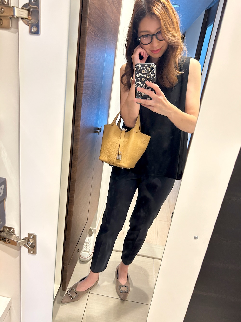 「夏コーデ、今日のコーデ、黒コーデ、ママコーデ、ママファッション、キレイめ、黒、参観日コーデ、アラフォー、エルメス、PLST」｜「SESTOのビジューモチーフVカットポインテッドトゥフラットパンプス　/ｒ（パンプス、ベージュ系）」を使った、MIKAさん（骨格ナチュラル・レディース・161cm）の夏コーディネートの1枚目の写真
