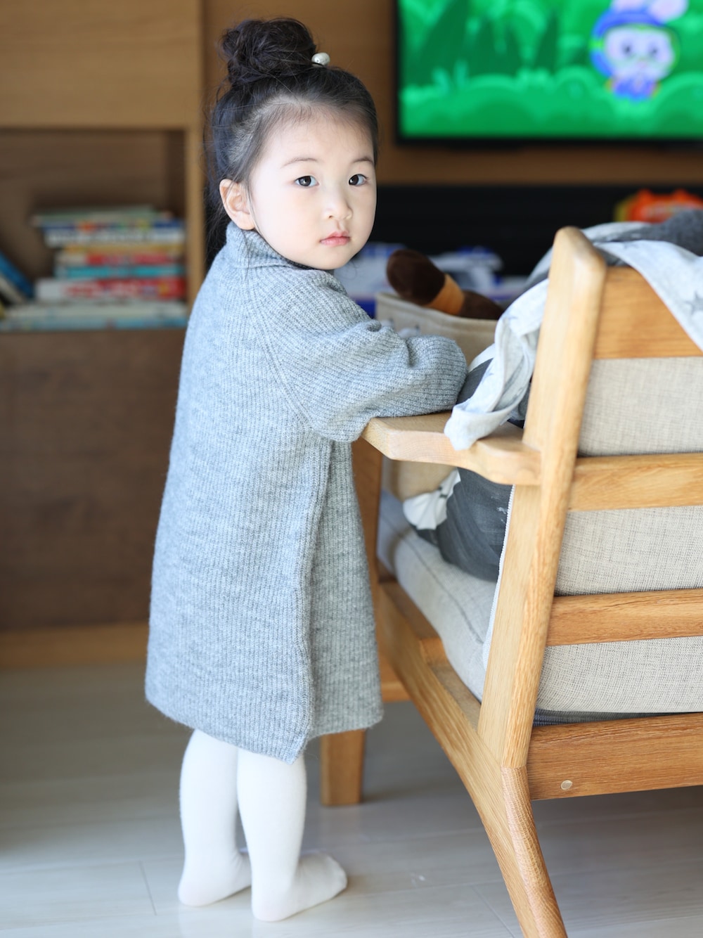 「キッズコーデ、ニット、ニットワンピース、ZARA、ZARA KIDS、ZARAコーデ、白タイツ、女の子、女の子コーデ」｜「ZARAのアイテム（ワンピース、グレー系）」を使った、MIKAさん（骨格ナチュラル・キッズ・90cm）の春コーディネートの1枚目の写真