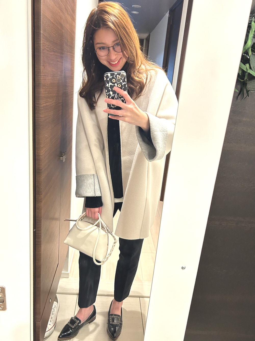 「春ファッション、春服、おでかけコーデ、パンツコーデ、シンプルスタイル、アラフォー、ママコーデ、ママファッション、オトナ女子、オトナカワイイ」｜「SESTOのビジューモチーフ付きトラックソールローファーパンプス（ローファー、ブラック系）」を使った、MIKAさん（骨格ナチュラル・レディース・161cm）の春コーディネートの1枚目の写真