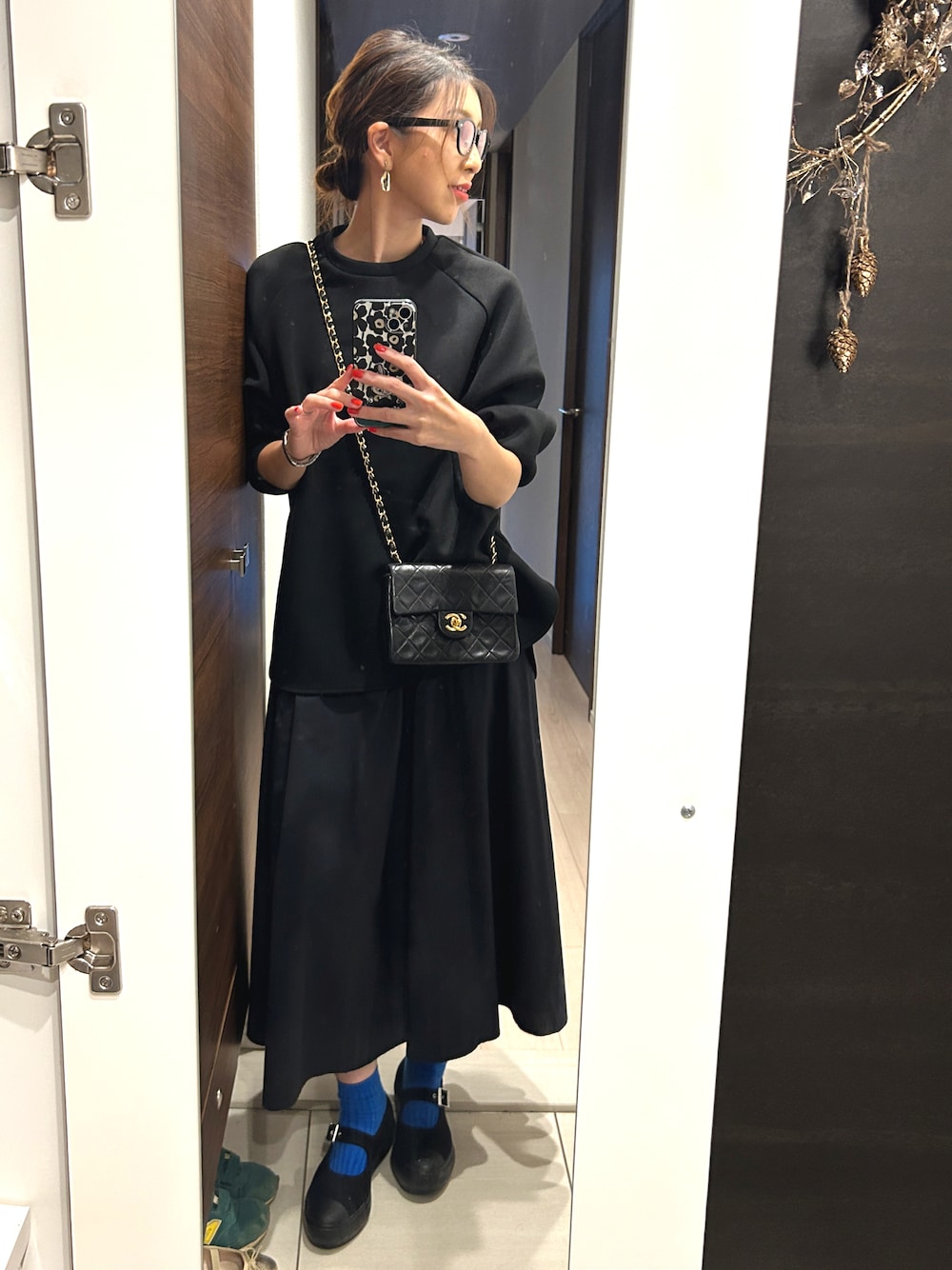 「秋のコーデ、今日のコーデ、お出かけコーデ、大人コーデ、黒、ブラック、フレアスカート、大人ファッション、きれいめカジュアル、キレイめ、ママコーデ、ママファッション、アラフォー」｜「UNFILOのBEAUTY FORM JERSEY バックZIPプルオーバー（ジャージ、ブラック系）」を使った、MIKAさん（骨格ナチュラル・レディース・161cm）の秋コーディネートの1枚目の写真