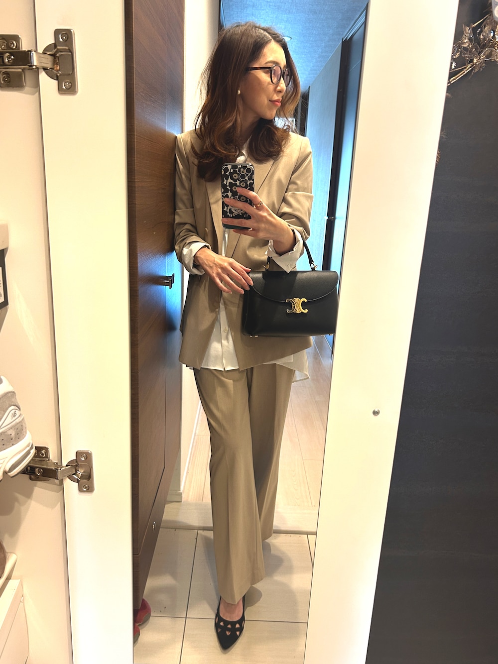 「セレモニー、フォーマル、卒園式、入学式、ジャケット、ジャケットスタイル、UNIQLO、ワイドパンツ、セットアップ、卒業式、入園式、アラフォー、ママコーデ、ママファッション」｜「UNIQLOのアイテム（パンツ、ベージュ系）」を使った、MIKAさん（骨格ナチュラル・レディース・161cm）の冬コーディネートの1枚目の写真