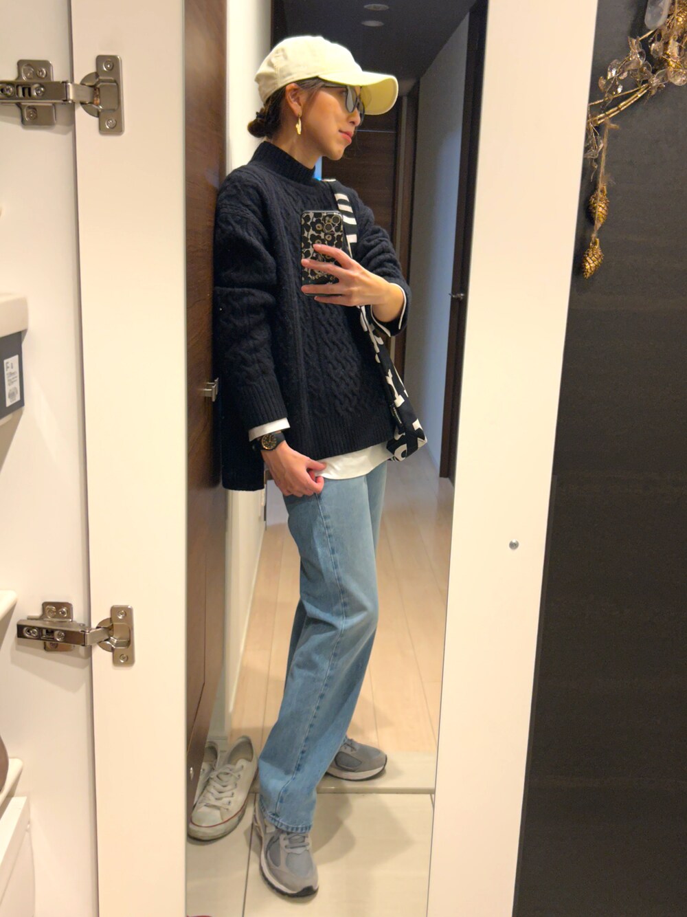 「プチプラ、冬のコーデ、デニム、UNIQLO、JW Anderson x UNIQLO、オトナカジュアル、休日スタイル、ラクチンコーデ、お出かけコーデ、ママコーデ、ママファッション、アラフォー」｜「NEW BALANCEの【WEB限定】＜New Balance＞M2002R スニーカー（スニーカー、グレー系）」を使った、MIKAさん（骨格ナチュラル・レディース・161cm）の冬コーディネートの1枚目の写真