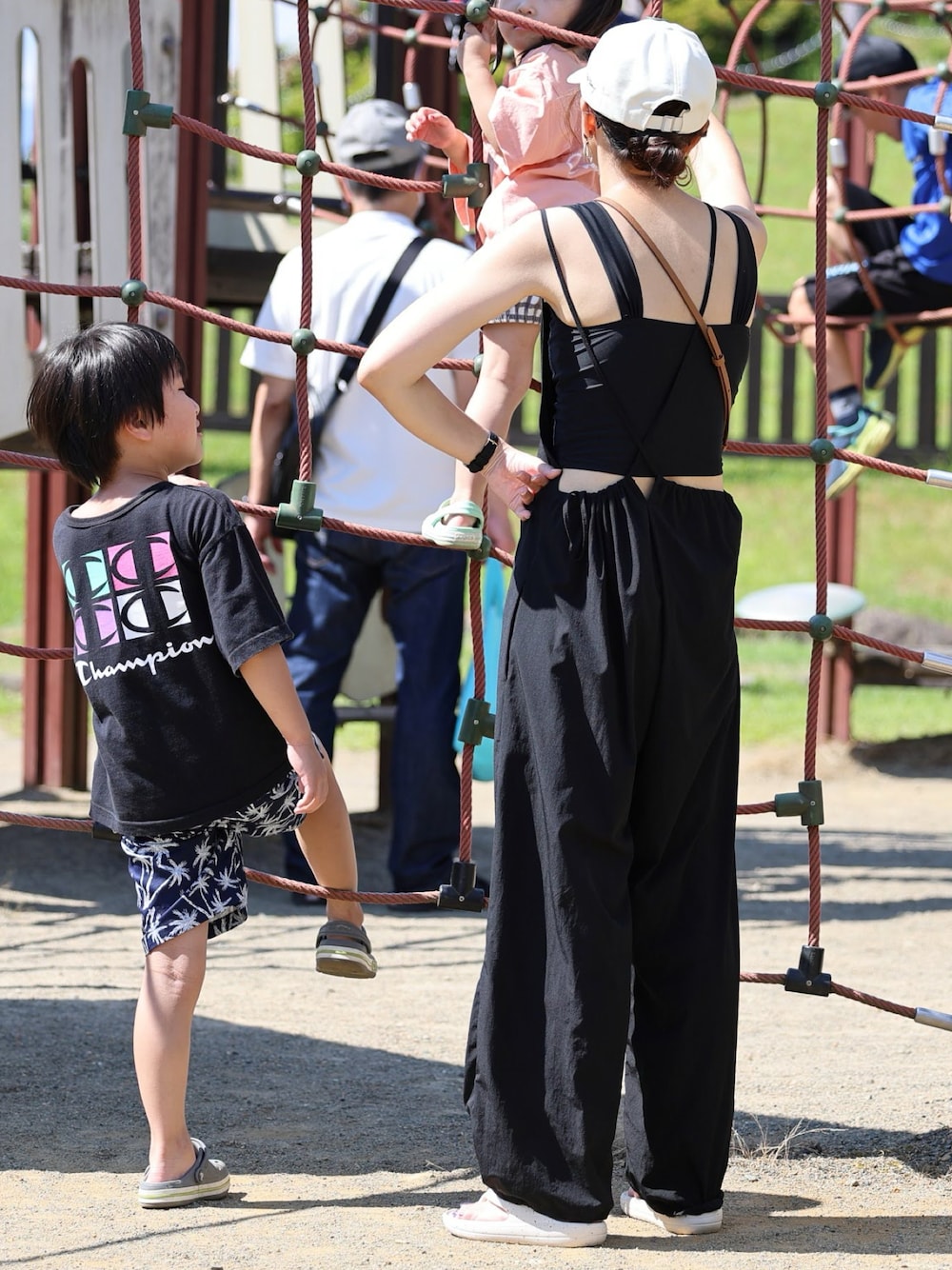 「お出かけコーデ、水着、夏ファッション、黒、サロペット、プール、夏、アラフォー、ママコーデ、ママファッション、シンプルスタイル」｜「TeddyShopの【UVカット率 99%以上】レディース水着ビキニ体型カバー サロペット+タンキニ 3点セット【WEB限定】（水着、ブラック系）」を使った、MIKAさん（骨格ナチュラル・レディース・161cm）の夏コーディネートの1枚目の写真