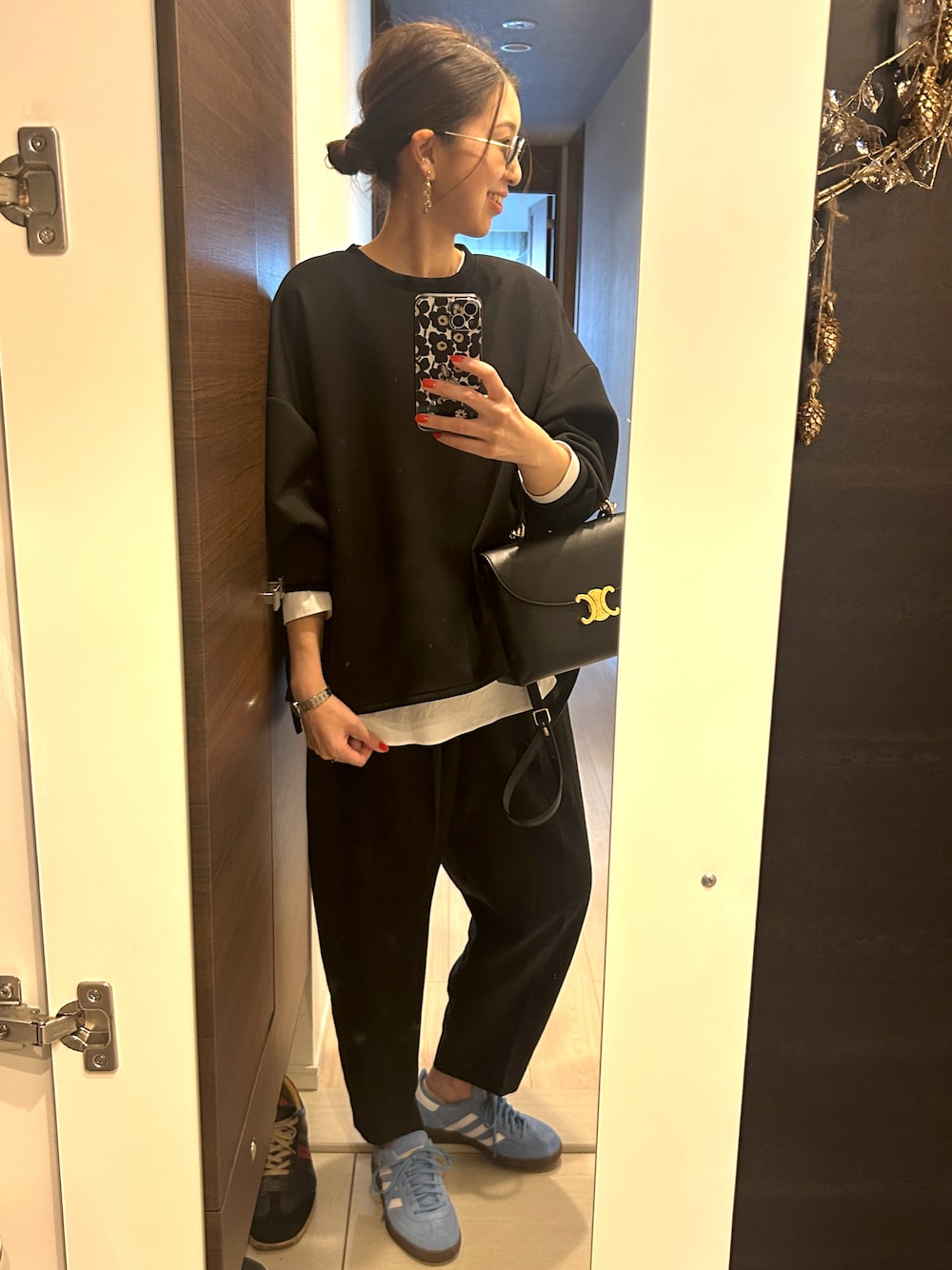 「大人カジュアル、おでかけコーデ、休日スタイル、ゆるコーデ、パンツスタイル、UNIQLO、ユニクロ、大人ファッション、黒、アディダス、ママコーデ、ママファッション、アラフォー、初春コーデ」｜「adidasのハンドボール スペツィアル / Handball Spezial / アディダスオリジナルス adidas Originals（スニーカー、ブルー系）」を使った、MIKAさん（骨格ナチュラル・レディース・161cm）の春コーディネートの1枚目の写真