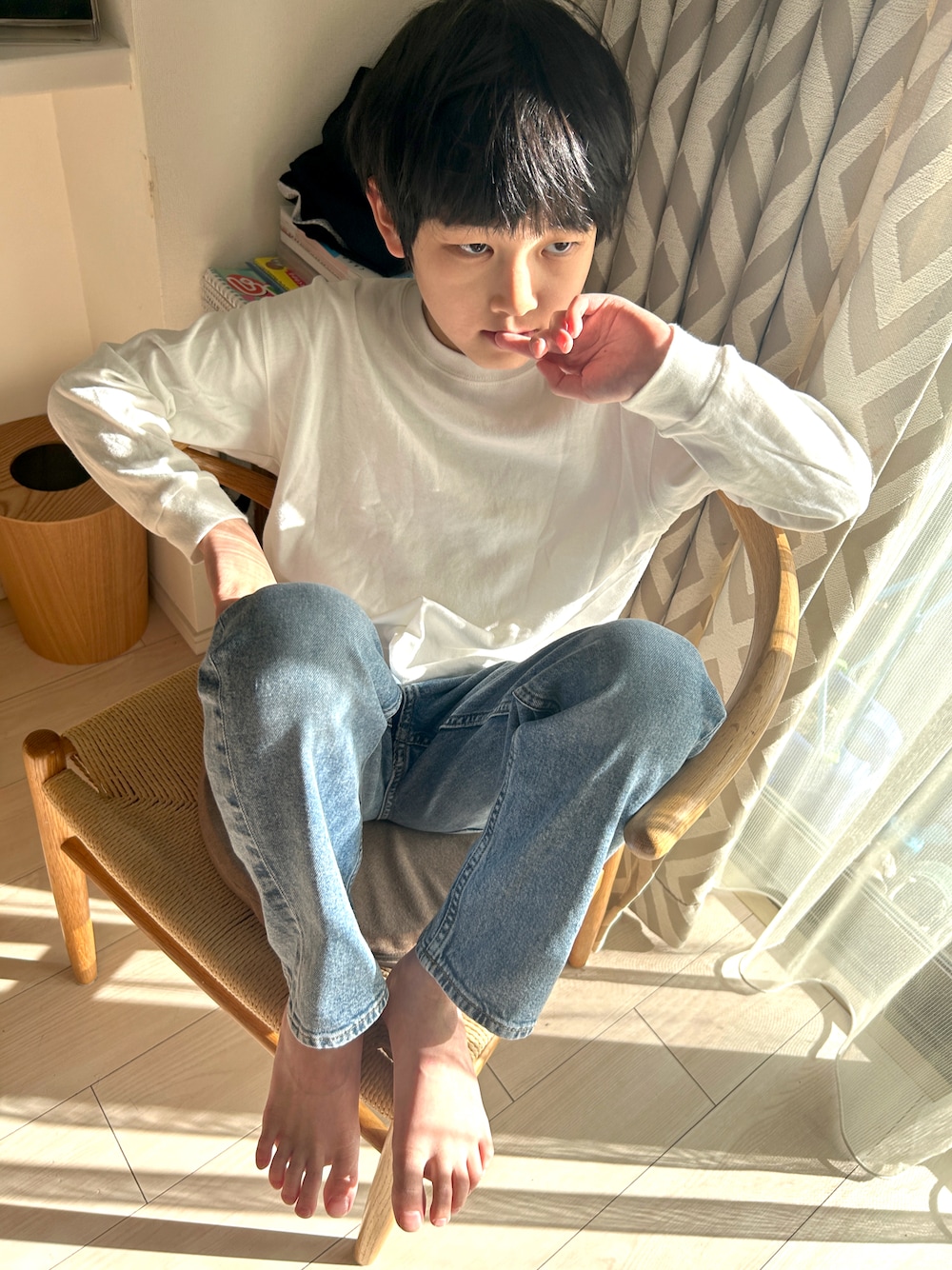 「バレンタイン、デニム、デニムパンツ、ストレートデニム、ロンT、白Tシャツ、白Tシャツ×デニム、男の子、男の子コーデ、シンフルコーデ、カジュアル」｜「H&Mのアイテム（デニムパンツ、ブルー系）」を使った、MIKAさん（キッズ・130cm）の冬コーディネートの1枚目の写真