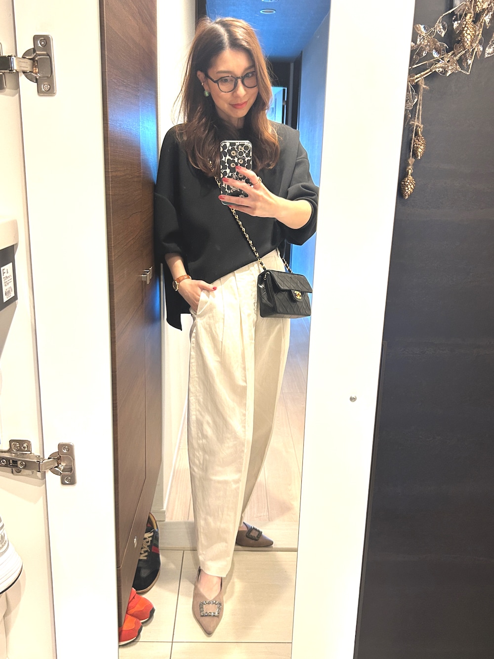 「最近のいい感じコーデ、ラクチンコーデ、春ファッション、モノトーン、キレイめ、白パンツ、UNIQLO、おでかけコーデ、ママコーデ、ママファッション、アラフォー」｜「UNIQLOのアイテム（パンツ、ホワイト系）」を使った、MIKAさん（骨格ナチュラル・レディース・161cm）の春コーディネートの1枚目の写真