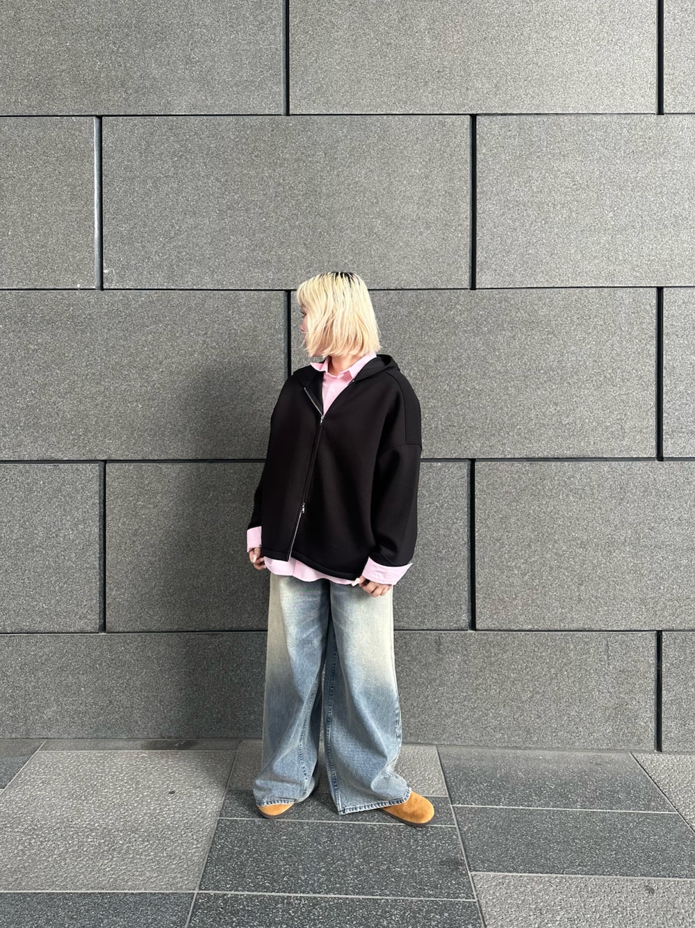 ブラック系のパーカー、ピンク系のシャツ/ブラウス、ブルー系のデニムパンツを着用したレディースの冬コーディネートの1枚目の写真