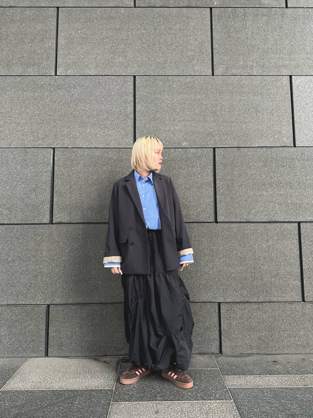 グレー系のテーラードジャケット、ブルー系のシャツ/ブラウス、グレー系のスカートを着用したレディースの冬コーディネートの1枚目の写真