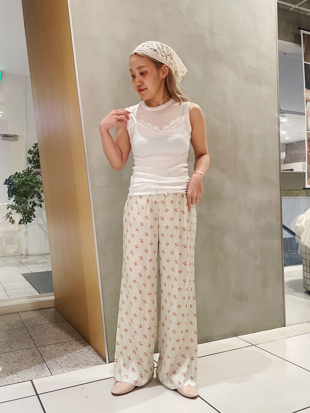 ホワイト系のタンクトップを着用したレディースの夏コーディネートの1枚目の写真