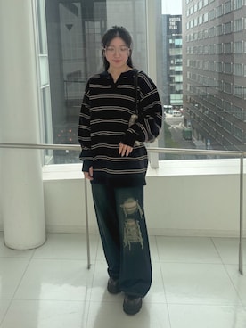 「EMODA（エモダ）のアイテム（デニムパンツ）」を使った、小林涼風さん（レディース・157cm）の秋コーディネート