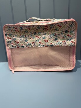 「LAURA ASHLEY（ローラアシュレイ）の【STORY掲載！/撥水加工】ロサ サンクタ柄 トラベルポーチLL（ポーチ、ピンク系）」を使った、yukinoさん（レディース・164cm）の夏コーディネート