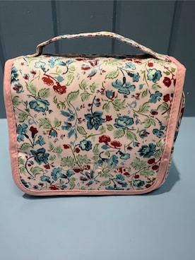 「LAURA ASHLEY（ローラアシュレイ）の【STORY掲載！/撥水加工】ロサ サンクタ柄 ハンギング ポーチ（ポーチ、ピンク系）」を使った、yukinoさん（レディース・164cm）の夏コーディネート