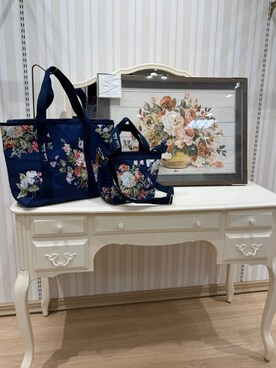 「LAURA ASHLEY（ローラアシュレイ）のローズモア柄 トートバッグ S（トートバッグ、ブルー系）」を使った、yukinoさん（レディース・164cm）の秋コーディネート