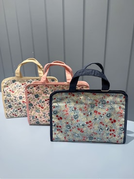 「LAURA ASHLEY（ローラアシュレイ）の【STORY掲載！/撥水加工/キャリーセット可】ロサ サンクタ柄 トラベル トートバッグ（トートバッグ、ブルー系）」を使った、yukinoさん（レディース・164cm）の夏コーディネート