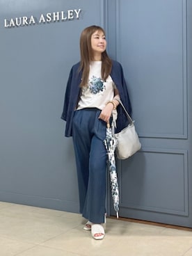「LAURA ASHLEY（ローラアシュレイ）の【ギフトにおすすめ！5分袖／接触冷感／UVカット】エレンボロー ローズ柄Tシャツ（Tシャツ/カットソー、グレー系）」を使った、miさん（レディース・154cm）の春コーディネート