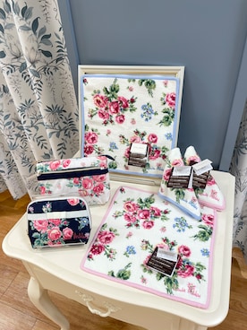 「LAURA ASHLEY（ローラアシュレイ）のバンチェッドロージズ柄 ポーチ（ポーチ、ブルー系）」を使った、miさん（レディース・154cm）の春コーディネート