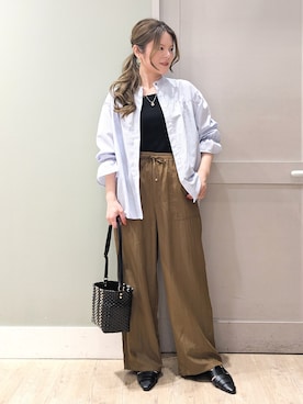 「grove（グローブ）の【貴島明日香さん着用／イージーケア／接触冷感】麻ブレンドスタンドギャザーシャツ（シャツ/ブラウス、ブルー系）」を使った、kuwawaさん（レディース・159cm）の春コーディネート