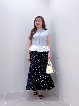 「NATURAL BEAUTY BASIC（ナチュラルビューティーベーシック）のフリルドッキングニットジレ（ベスト、グレー系）」を使った、tamamiさん（レディース・158cm）の夏コーディネート