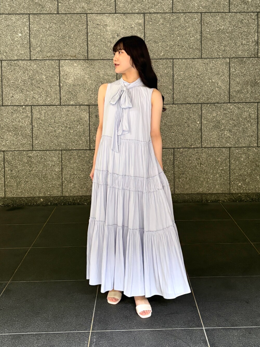 ブルー系のワンピース、ホワイト系のサンダルを着用したレディースの春コーディネートの1枚目の写真